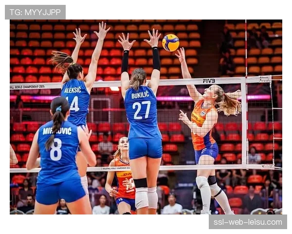 特写瞬间：韩国女排老将金软璟救球摔倒后立刻爬起，赢得对手鼓掌致意